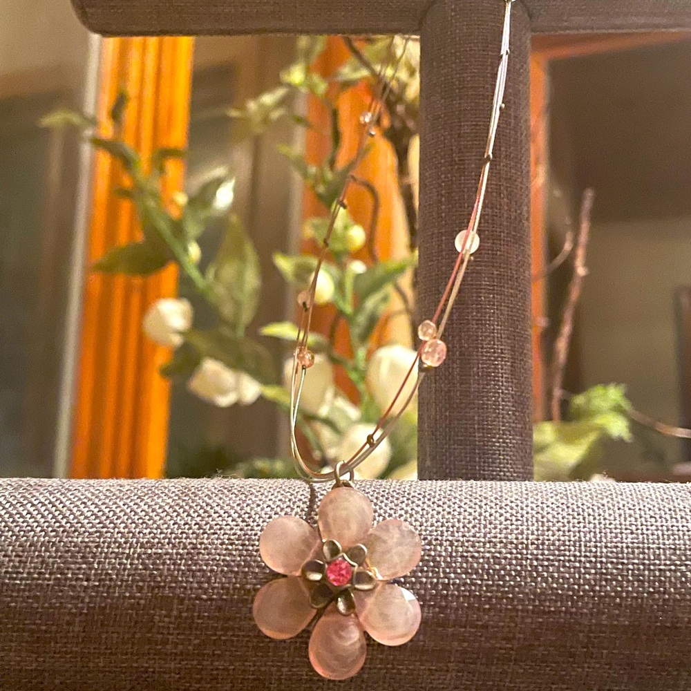 Cute flower necklace.